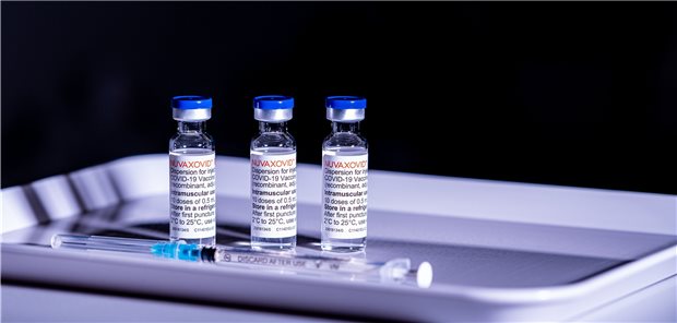 Nun kommt der Corona-Impfstoff Nuvaxovid des Pharmaunternehmens Novavax in die Impfzentren. In einigen Ländern werden auch Arztpraxen beliefert.