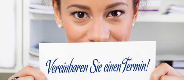 Jetzt gelten neue Regeln Nun steht auch im Heilmittelwerbegesetz endlich Schwarz auf Weiß: Das Praxisteam darf in Berufskleidung für die Praxis werben.