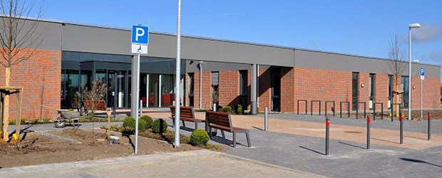 Praxis- und Klinikchef in einem Nur 30 Betten, aber enge Kooperation mit Praxisinhabern: das neue Inselkrankenhaus auf Fehmarn.