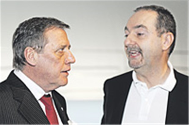 Hausärzte zwischen Euphorie und grenzenloser Enttäuschung Nur Mut! Werner Baumgärtner (r.) und Wolfgang Hoppenthaller diskutieren den Verlauf der Abstimmung.