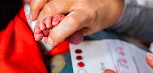 Nur das Neugeborenenscreening in Verbindung mit regelmäßigen MRT-Untersuchungen bietet gegenwärtig die Möglichkeit, zuverlässig alle zerebralen Verläufe einer Adrenoleukodystrophie (ALD) in einem Stadium zu diagnostizieren, in dem Betroffene mit einer Stammzelltransplantation noch gut behandelt werden können.