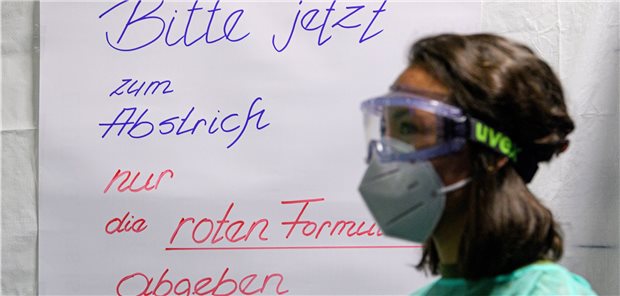 Corona-Tests: KBV sieht Engagement der Ärzte ausgebremst Nur das rote Formular! Da gilt es für diese Ärztin der KV Sachsen an der Corona-Teststation für Urlaubsrückkehrer am Flughafen Dresden genau aufzupassen.