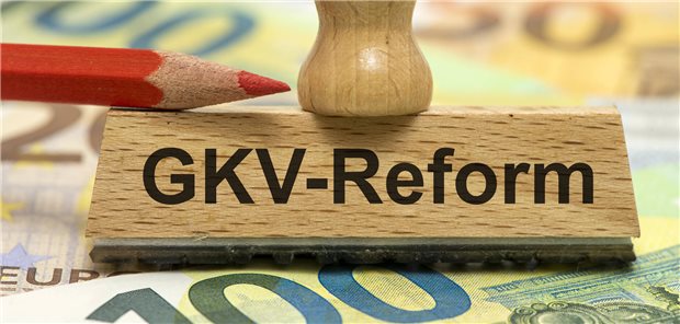 Ein Holzstempel ist beschriftet mit dem Aufdruck GKV-Reform als Symbolbild für die Reform der gesetzlichen Krankenversicherung.
