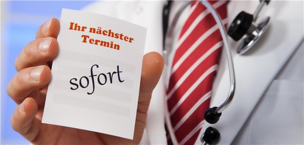 Arzt hält Zettel mit der Aufschrift "Ihr nächster Termin - sofort in der Hand"