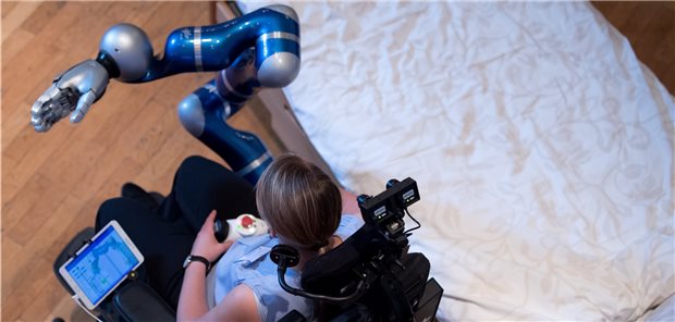 Pflegeausbildung integriert neue Technologie Nur ein Beispiel für Entlastung in der Pflege: Eine Mitarbeiterin vom Deutschen Zentrum für Luft und Raumfahrt (DLR) stellt den Assistenzroboter EDAN vor.