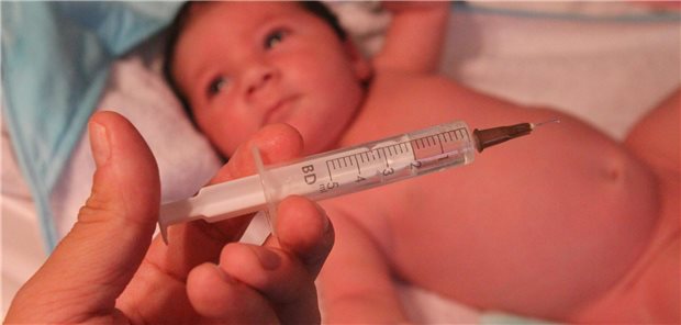 Nur ein Piks, der vor RSV schützt. Doch die Erstattung für Ärztinnen und Ärzte ist noch nicht klar.