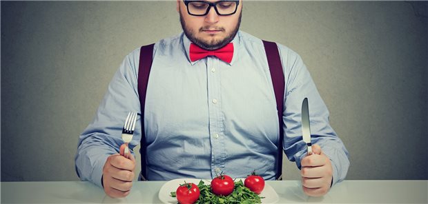 Seltener erektile Dysfunktion bei gesunder Ernährung? Gesunder Salat auf dem Teller bei einem Mann.