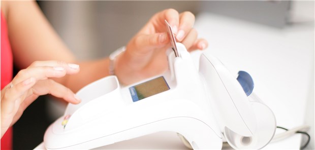 Klinik wollte 250 Euro für Kartenzahlung Nur in wenigen Ausnahmefällen dürfen Praxen und Kliniken Patienten für die Rechnungsbegleichung via Kreditkarte ein separates Entgelt in Rechnung stellen.