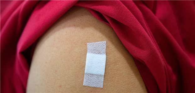 Nur mit Piks (oder nach Genesung) zur Arbeit: Das gilt jedenfalls für Beschäftigte in Pflegeheimen und wahrscheinlich auch in Praxen.
