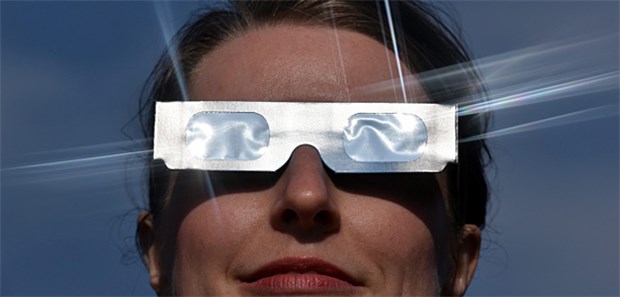Mehr Patienten mit Augenschäden Nur mit einer solchen speziellen Schutzbrille oder Filtern war die Sonnenfinsternis am 20. März gefahrlos zu beobachten.