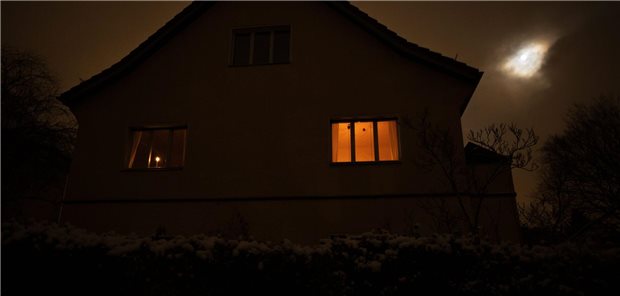 Nur noch Kerzen erleuchten die Fenster eines Wohnhauses in Berlin. Nach dem Brand einer Kabelbrücke sind im Südwesten tausende Haushalte und Betriebe ohne Strom.
