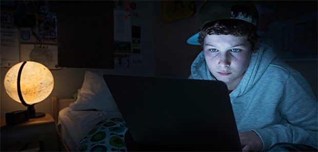 Viele Jugendliche mit Schlafstörungen Nur noch wenige Jugendliche erreichen im Alter von 13 Jahren die nötige Schlafdauer von neun Stunden. Schuld ist meist der Medienkonsum.