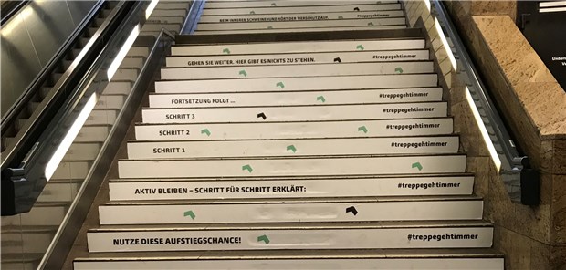Treppe „stupst“ Passanten am S-Bahnhof Zoo „Nutze diese Aufstiegschance“: Nudging für mehr Treppensteigen am Berliner S-Bahnhof Zoo.