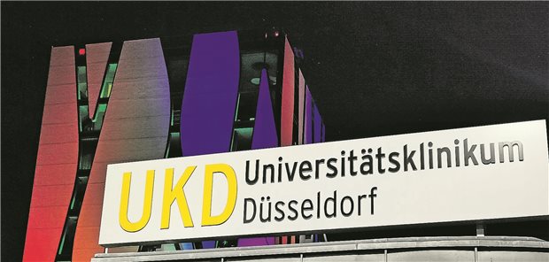 Die Uniklinik Düsseldorf und der Regenbogen O.A.S.E. in Düsseldorf in Regenbogenfarben beleuchtet. UKD