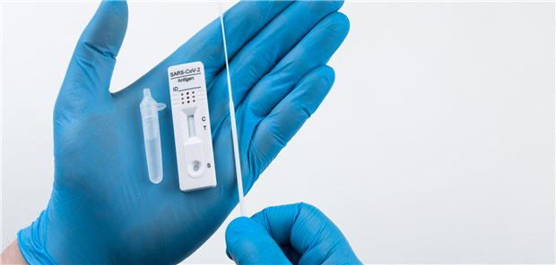 OP-Handschuhe gehören zur Standardausrüstung im medizinischen Versorgungsalltag. Laut Österreichs Ärztekammer hat schon die Coronakrise gezeigt, wie abhängig sich Europa von außereuropäischen Herstellern solcher Basisausstattung gemacht hat.