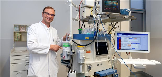 OP-Manager Dr. Frank Wagner präsentiert das neue Filtersystem, das im Operationsbereich des Leipziger Diakonissenkrankenhauses an allen 17 Anästhesie-Arbeitsplätzen installiert worden ist.