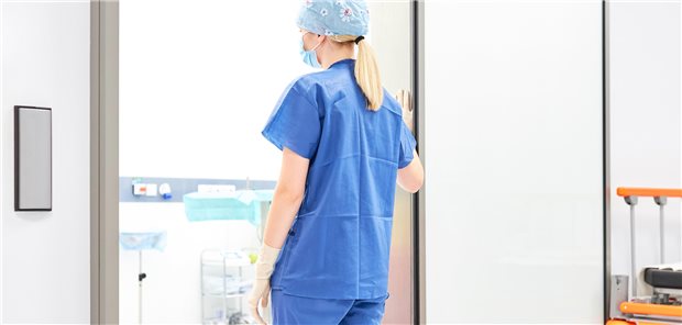 Personalausfälle an Kliniken „Achillesferse“ im Corona-Herbst OP-Schwester oder Chirurgin steht müde und ausgebrannt vor dem Operationssaal: Müssen im Herbst wieder Operationen verschoben werden, weil zu viele Mitarbeiter krank sind? (Symbolbild mit Fotomodell)