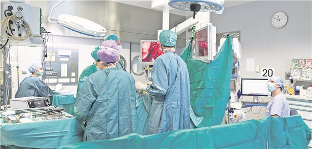 OP-Team bei einer Nierentransplantation: Überwachungs- wie auch Prüfungskommission von Bundesärztekammer, Krankenhausgesellschaft und GKV-Spitzenverband ziehen eine positive Bilanz der Transplantationsmedizin in Deutschland in ihrem Tätigkeitsbericht 2022/2023.