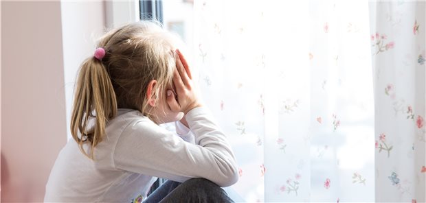 Psychische Probleme in der Kindheit – ein Päckchen auch im Erwachsenenalter Ob Ängstlichkeit, Schüchternheit, Niedergeschlagenheit oder aber motorische Unruhe – psychische Auffälligkeiten in der Kindheit schreiben sich in anderen Formen oft bis in das Erwachsenenalter fort.