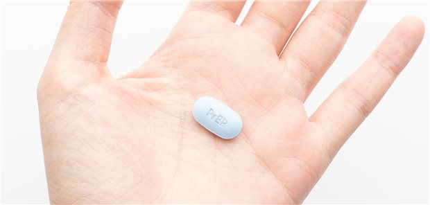 Auf einer Handfläche liegt eine ovale Pille mit der Aufschrift PrEP.