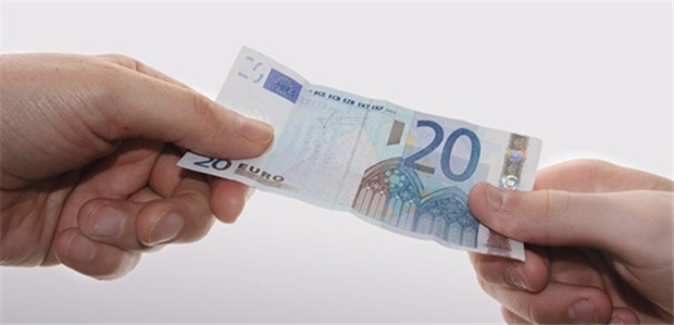 Zusatzbeiträge sollen auch steigen Ob ein GKV-Versicherter zukünftig mit 20 Euro beim Zusatzbeitrag auskommt, ist fraglich - die Bundesregierung plant höhere Beitragsgrenzen.