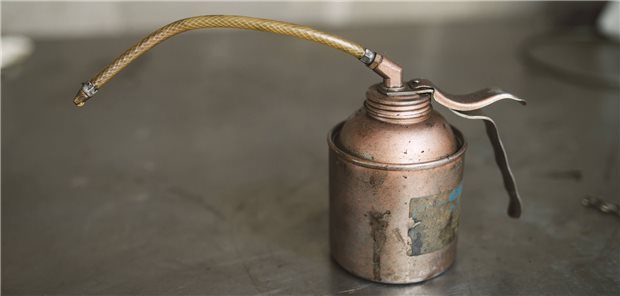 „Dem Minister fehlt das Schmiermittel“ – FALK-Chef macht Ärzten wenig Hoffnung Close-up of an oil squirt for a car