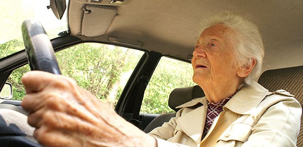 Manche schon mit 50 nicht mehr fahrtauglich Ob ein alter Mensch noch fahrtauglich ist, lässt sich nicht am Alter ablesen, stellten die Richter klar.