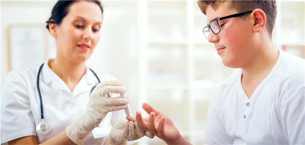 Ob ein junger Erwachsener an Typ-1-Diabetes erkrankt oder nicht, lässt sich einer Studie zufolge mit einem, besser zwei Tests auf Insel-Autoantikörper recht präzise vorhersagen.

