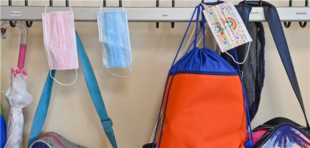 Regierung sieht Corona-Schutzmaßnahmen weiter als unverzichtbar an Ob eine Maske in der Schule getragen werden muss, ist Sache der Länder, so Regierungssprecher Steffen Seibert am Mittwoch. Bayern zum Beispiel plant ein Ende der Maskenpflicht am Platz in Schulen.