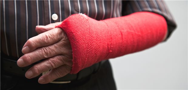 Ob eine Radiusfraktur bei einem älteren Menschen operativ behandelt werden sollte, hängt auch davon ab, wie fit die Person noch ist.