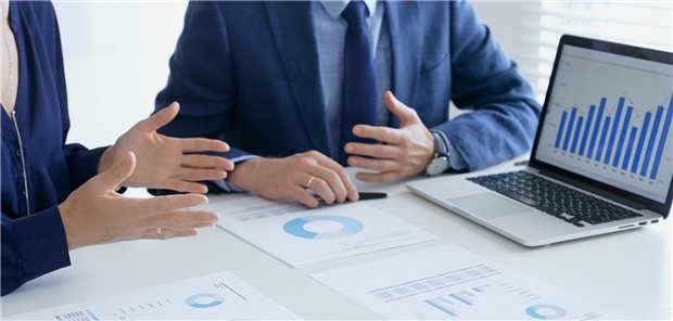 Praxis-Investition geplant? Das gehört in Ihren Businessplan! Menschen vor Grafiken und Daten