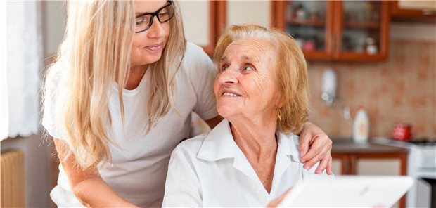 Schub für digitale Pflege erhofft Ob in der Pflege zu Hause, im Heim oder im Krankenhaus: Digitale Werkzeuge können Patienten zu mehr Teilhabe verhelfen – und Pfleger im Alltag zum Beispiel in der Dokumentation unterstützen.