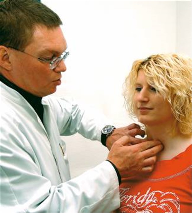 Palpation der Schilddrüse - bundesweit ab 21. April Ob jung oder alt: Viele tausende Kollegen bieten im April wieder eine Woche lang allen Patienten Schilddrüsen-Palpationen an.