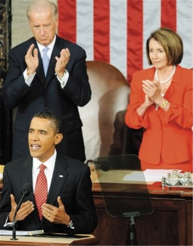 Barack Obama lässt keine Zweifel: Die Gesundheitsreform wird kommen! Obama kämpft: Vize Joe Biden (l.) und House-Sprecherin Nancy Pelosi applaudieren.