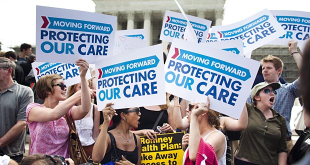 So schafft es der Präsident in die Geschichtsbücher Obamas Anhänger feierten im Sommer 2012 den Sieg von Obamacare vor dem Supremecourt.