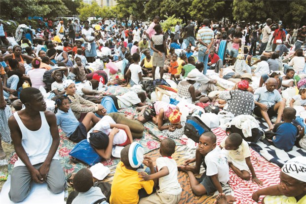Deutsches Rotes Kreuz schickt mobiles Krankenhaus nach Haiti Obdachlos im Chaos: Tausende Menschen leben in provisorischen Camps. © dpa