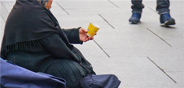 Bettelnde Frau auf der Straße