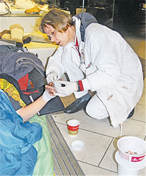 "Du Doktor? Knie kaputt." - Einsatz rustikal in Frankfurts Straßen Obdachlosenärztin und Missionsschwester Dr. Maria Goetzens versorgt einen Patienten, der in einem Hauseingang nächtigt.