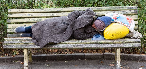 Verbände fordern mehr Impfangebote für sozial Benachteiligte Obdachloser auf einer Parkbank: Gerade Wohnsitzlose werden bislang nur schwer von Impfangeboten erreicht. (Symbolbild mit Fotomodell)
