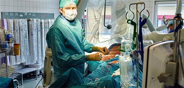 Wann muss der Klappenersatz sein? Oberarzt Privatdozent Philipp Lurz im Katheter-Labor des Herzzentrums an der Klinik für Innere Medizin/Kardiologie der Universität Leipzig.