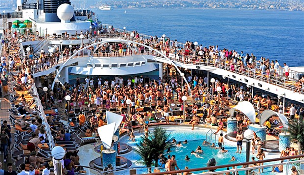 Oberdeck auf einem Kreuzfahrtschiff: Bei solchen Menschenmassen haben Infektionserreger leichtes Spiel.