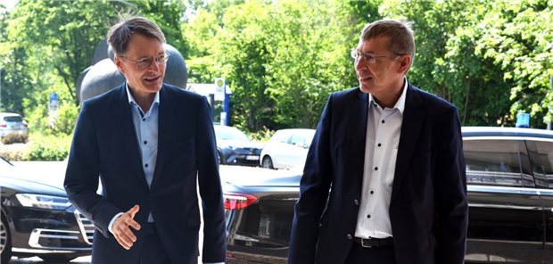 Oberster Dienstherr beim Paul-Ehrlich-Institut: Gesundheitsminister Karl Lauterbach und PEI-Präsident Professor Klaus Cichutek am Dienstag im Behörden-Foyer.&#xA;