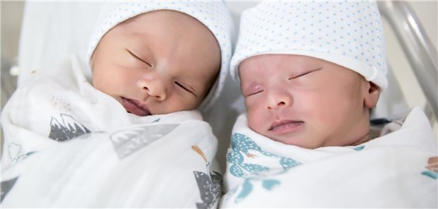 Zwei Zwillingen schlummern nebeneinander.