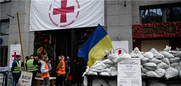 Odessa: Sandsäcke schützen den Eingang einer Station des Roten Kreuzes. Die Ukraine kann nun EU-Fördermittel beantragen, um Gesundheitseinrichtungen zu stärken.
