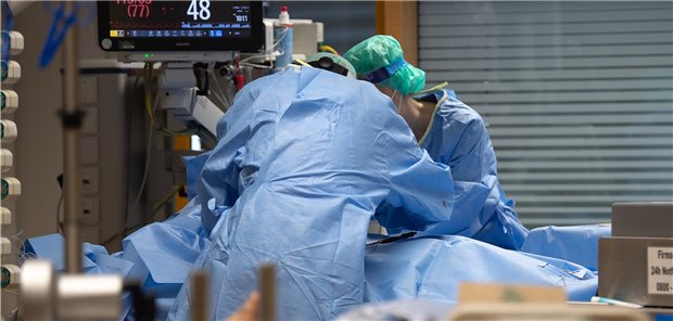 Ökonomischen Druck, zu wenig Personal und Mehrarbeit wegen der Versorgung von Corona-Patienten weist eine Umfrage unter Klinik-Ärzten aus.