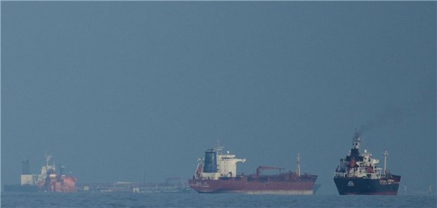 Ölktanker und Frachtschiffe im Persischen Gold