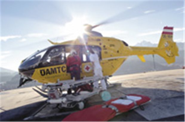 Grenzenlose Versorgung - für viele Europäer bisher nur ein Randthema Österreichischer Rettungshubschrauber im Einsatz: Oft werden Patienten auch nach Deutschland transportiert. © imagebroker / imago