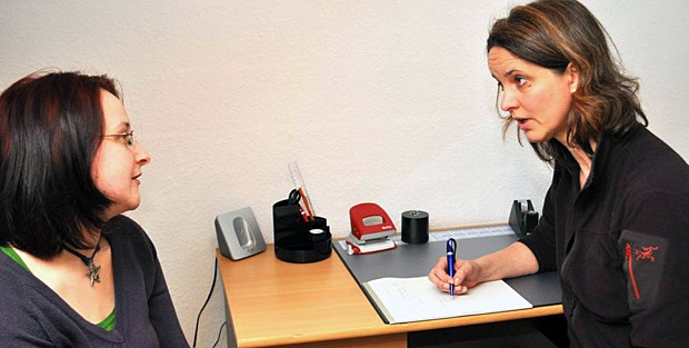 Offene Sprechstunde für sozial Benachteiligte Offene Sprechstunde: Dr. Kathrin van Heek (rechts) berät eine Mutter, die im sozialen Brennpunkt Rendsburgs lebt.