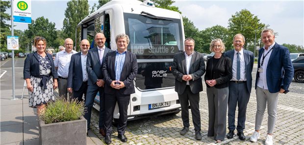 Offizielle Inbetriebnahme der autonom fahrenden Shuttle Busse am Bonner Venusberg am 2. August (von links): Anja Wenmakers, Geschäftsführerin SWB Bus und Bahn und SWB Mobil in Bonn, Helmut Wiesner, Stadtbaurat der Bundesstadt Bonn, Alexander Pröbstl, Pflegedirektor des UKB, Clemens Platzköster, Kaufmännischer Direktor und stellv. Vorstandsvorsitzender des UKB, Dieter Padberg, IT-Direktor und CIO des UKB, Oliver Krischer, Minister für Umwelt, Naturschutz und Verkehr NRW, Nicole Unterseh, Bürgermeisterin der Stadt Bonn, Prof. Wolfgang Holzgreve, Ärztlicher Direktor und Vorstandsvorsitzender des UKB und Michael Schmitz, Mobilitätsmanager und Abteilungsleiter Infrastrukturservice des UKB.