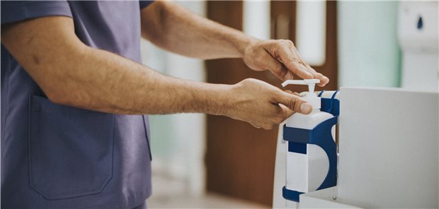 Oft auf Gesichtshöhe von Kindern angebracht: Spender alkoholhaltiger Desinfektionsmittel.